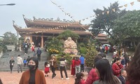 Thời tiết nắng đẹp, người dân Thanh Hoá đi chùa, đến điểm vui chơi Tết
