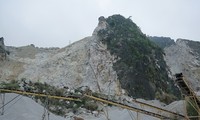 Đá ở mỏ khai thác văng vào 35 nhà dân ở Thanh Hóa 