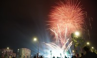 Bắn pháo hoa dịp lễ khai mạc lễ hội du lịch biển Sầm Sơn năm 2024.