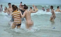 Thực hư hình ảnh ‘nữ du khách khỏa thân’ tắm biển Sầm Sơn