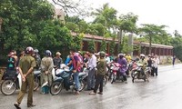 Lực lượng chức năng bắt giữ đối tượng người Lào.