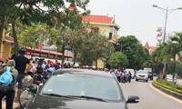 Hàng trăm học sinh đứng tràn xuống lòng đường trong khi chờ mở cổng trường