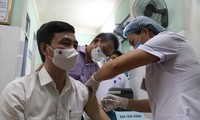 Ông Nguyễn Đức Cường, Giám đốc Sở Y tế Quảng Bình tiêm mũi vắc xin Covid đầu tiên của tỉnh Quảng Bình.