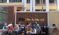 Nhiều phụ huynh đến ngồi trước cổng Sở GD&ĐT Quảng Bình để phản ứng kết quả tuyển sinh lớp 10