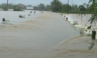 Nước lũ tràn qua đường giao thông dẫn đến một số vụ tai nạn thương tâm tại Quảng Bình.