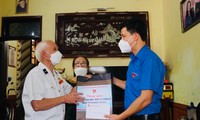 Anh Đặng Đại Bàng, Bí thư Tỉnh đoàn Quảng Bình tặng quà cho cựu chiến binh Trương Văn Can tại phường Nam Lý, thành phố Đồng Hới, tỉnh Quảng Bình