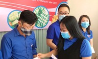 Đại diện tỉnh Đoàn Quảng Bình tặng quà cho các đoàn viên - thanh niên khó khăn trong cuộc sống nhân dịp Tết Nguyên đán 2022.