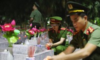 Lực lượng đoàn viên thanh niên Công an tỉnh Quảng Bình thắp nến tri ân các Anh hùng Liệt sĩ