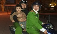 Quảng Bình: Công an trao trả cháu bé đi lạc trong đêm 