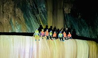Phát hiện hang động tráng lệ trên đỉnh Trường Sơn 