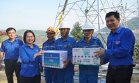 Trung ương Đoàn thăm, tặng quà động viên thanh niên tình nguyện thi công đường dây 500kV mạch 3 tại Quảng Bình 
