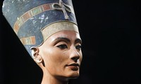 Bức tượng bán thân được làm bằng đất nung của Nefertiti.