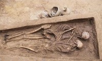 Hình ảnh 2 bộ xương ôm nhau trong cổ mộ được phát hiện ở thành phố Đại Đồng, Thiểm Tây, Trung Quốc.