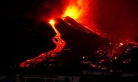 Núi lửa Cumbre Vieja phun trào dòng dung nham nóng bỏng xuống đảo La Palma của Tây Ban Nha. 