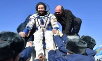 Các thành viên của Cơ quan vũ trụ Nga giúp nữ diễn viên Yulia Peresild ra khỏi khoang chứa ngay sau khi tàu vũ trụ Soyuz MS-18 của Nga hạ cánh xuốngTrái đất.