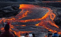 Một vụ phun trào núi lửa bắt đầu vào đầu năm nay ở Iceland đã trở thành "điểm check-in" nổi tiếng đối với một số du khách ưa thích cảm giác mạnh.