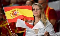 &apos;Quên lối về&apos; trước nhan sắc dàn CĐV nữ Tây Ban Nha tại World Cup 2022