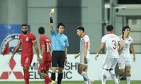 Cầu thủ Singapore nhận thẻ vàng sau pha phạm lỗi.