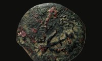 Đồng xu 2.000 năm tuổi vừa được phát hiện. Ảnh: Israel Antiquities Authority.