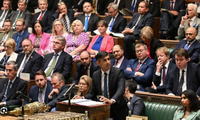 Số nghị sĩ ‘nổi loạn’ đạt mốc kỉ lục, Thủ tướng Anh đối diện áp lực cực lớn