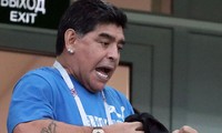 Maradona cho rằng HLV Sampaoli nên bị ăn đấm.