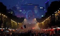 Vô địch World Cup, CĐV Pháp phủ kín Khải Hoàn Môn ăn mừng