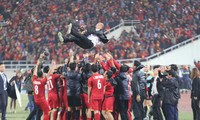 Các cầu thủ tung hô HLV Park Hang Seo sau khi vô địch AFF Cup 2018. Ảnh: Như Ý 
