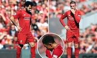Các cầu thủ Liverpool cay đắng nhìn Man City giành chức vô địch Premier League.