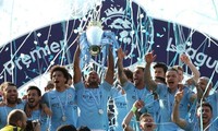 Các cầu thủ Man City nâng cao chức vô địch.