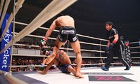 Takaki Soya hạ gục đối thủ.
