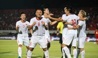 Các cầu thủ Việt Nam ăn mừng bàn thắng.