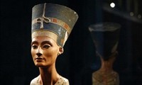 Bức tượng Nữ hoàng Nefertiti được trưng bày tại bảo tàng Neues.