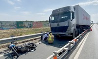TPHCM: Kinh hãi cảnh xe container ủn văng dải phân cách, tông 2 xe máy