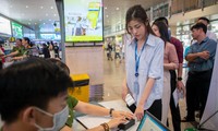 Công an TPHCM cấp tài khoản định danh mức 2 tại sân bay Tân Sơn Nhất 