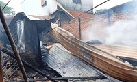 Cháy phòng trọ ở TPHCM, người dân ôm quần áo tháo chạy 