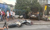 Ô tô &apos;lùa&apos; 3 xe máy khiến 3 người thương vong ở TPHCM, giao thông ùn ứ kéo dài