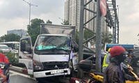 Phá cửa cứu tài xế kẹt trong cabin xe tải biến dạng sau tai nạn ở TPHCM 