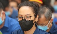 Bị cáo Trương Huệ Vân rơm rớm khi khai về ‘mẹ Trương Mỹ Lan’