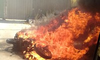 Xe máy bị đốt cháy rụi trong hẻm ở TPHCM 