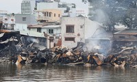 Hiện trường tan hoang sau vụ cháy dãy nhà ven kênh Tàu Hủ 