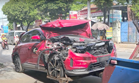 Tai nạn liên hoàn ở Hóc Môn, ô tô con bị 2 xe tải kẹp biến dạng