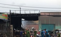 Hiện trường tan hoang vụ cháy xưởng bột nhang ở TPHCM khiến 2 người tử vong