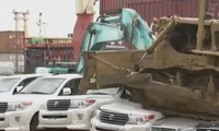 Tổng thống Philippines lệnh nghiền nát hàng loạt xe sang nhập lậu