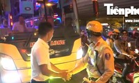 CSGT Hà Nội ra quân xử phạt ô tô lắp đèn tăng sáng sai quy định