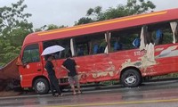 Va chạm xe khách trên cao tốc Nội Bài - Lào Cai, một người chết, sáu người bị thương