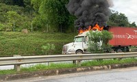 Xe container cháy trên cao tốc Nội Bài - Lào Cai, khói đen bốc cao hàng chục mét