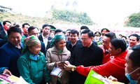 Chủ tịch Quốc hội Vương Đình Huệ chúc Tết bà con dân tộc ở Lào Cai