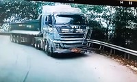 Tước bằng lái tài xế xe tải lấn làn, suýt đối đầu xe khách trên đèo ở Lào Cai