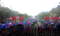 Hàng nghìn người dân đội mưa chờ dâng lễ giỗ Tổ Hùng Vương