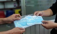 Giả nhân viên y tế phát khẩu trang tẩm thuốc mê để chiếm đoạt tài sản